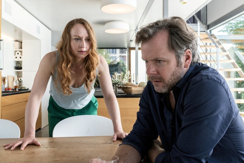 Das Ehepaar Lührs (Brigitte Hobmeier, l. und Nicholas Reinke, r.) hat Geheimnisse voreinander. – Bild: Michael Marhoffer /​ ZDF Enterprises GmbH
