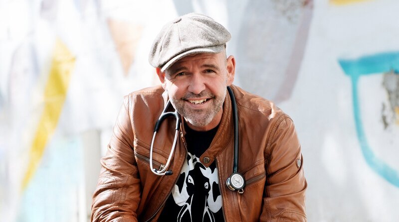 Doc Esser – Der Gesundheits-Check: Dr. med. Heinz-Wilhelm Esser als Doc Esser. – Bild: WDR/​Annika Fußwinkel