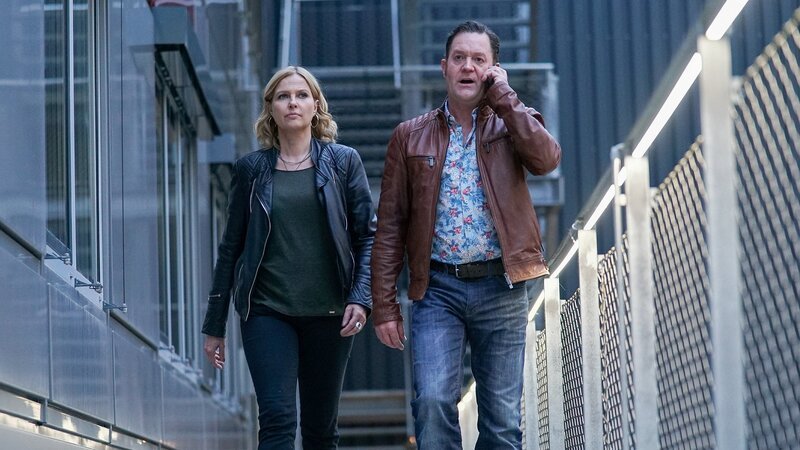 Vera Lanz (Katharina Böhm) und Paul Böhmer (Jürgen Tonkel) müssen eine Verbindung des Mörders zu seinen Opfern finden, bevor er ein weiteres Mal zuschlägt. – Bild: Michael Marhoffer /​ ZDF