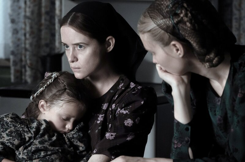 Salome (Claire Foy, Mi.) ist entschlossen, ihr Kind zu schützen.; Zur ARTE-Sendung Die Aussprache  Salome (Claire Foy, Mi.) ist entschlossen, ihr Kind zu schützen. © 2022 Orion Releasing LLC./​All rights reserved Foto: ZDF Honorarfreie Verwendung nur im Zusammenhang mit genannter Sendung und bei folgender Nennung „Bild: Sendeanstalt/​Copyright“. Andere Verwendungen nur nach vorheriger Absprache: ARTE-Bildredaktion, Silke Wölk Tel.: +33 3 90 14 22 25, E-Mail: bildredaktion@arte.tv – Bild: Orion Releasing LLC. /​ ZDF