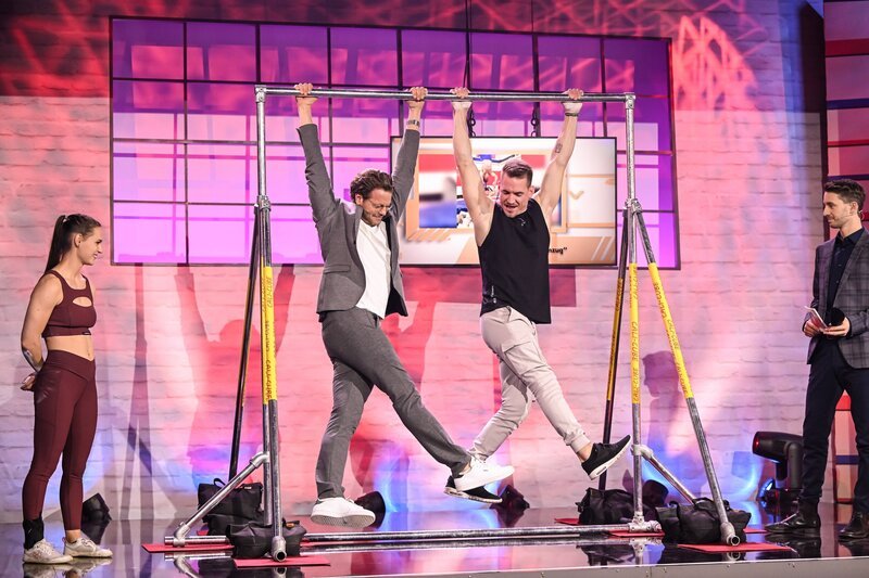 Mark Seibert mit den Calisthenic Experten Iris Weissenböck und Marvin Schuppe. – Bild: ORF/​Hans Leitner