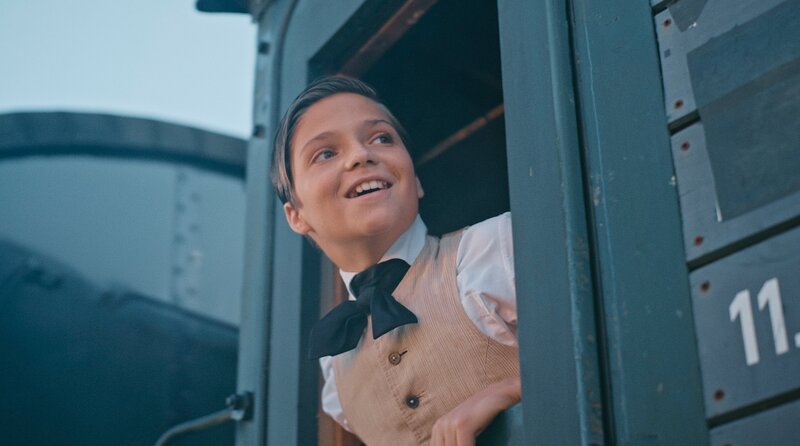Im Alter von 12 Jahren wird Thomas Alva Edison (Emile Cherif) „News Boy“ und fährt jeden Tag mit dem Zug von seinem Heimatort Port Huron nach Detroit. – Bild: SWR/​LOOKSfilm/​René Gorski