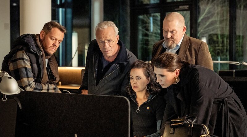 Silja Mayer schaut Pavlous Account durch. Sie zeigt den Kommissaren das Überwachungsvideo, auf dem Stefanie Schreiters Auseinandersetzung mit Fabian Pavlou zu sehen ist. v.li.: Norbert Jütte (Roland Riebeling), Max Ballauf (Klaus J. Behrendt), Silja Mayer (Karolina Horster), Freddy Schenk (Dietmar Bär), Milena Ilic (Olga Prokot) – Bild: WDR/​Martin Valentin Menke