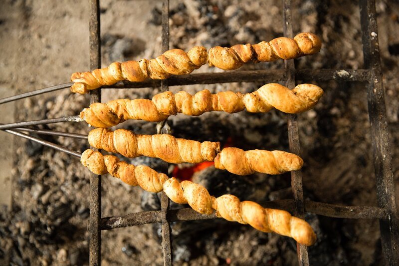 Stockbrot. – Bild: ORF 1