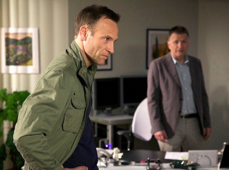 Martin Stein (Bernhard Bettermann, li.) hat beschlossen, endlich mit Roland Heilmann zu reden: Die Verwaltungschefin Sarah Marquardt hat Martin angeboten, neben Roland auch als Klinikleiter zu kandidieren. Für Roland ist der Gedanke so absurd, dass er glaubt, nicht richtig zu hören. Martin hingegen kann Rolands Arroganz nicht fassen. – Bild: MDR/​Saxonia/​Wernicke