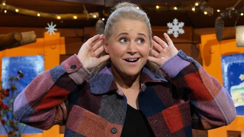 Singa zeigt, wie man mit einfachen Tricks spannende Winter-Geräusche nachmachen kann. – Bild: KiKA