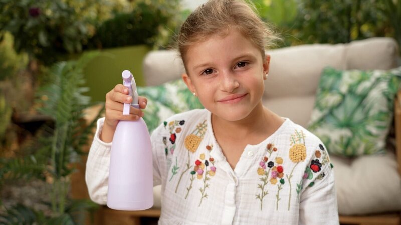 Emilia macht sich bereit zum Befeuchten der Bohnen. – Bild: ORF/​Steiner Familyentertainment