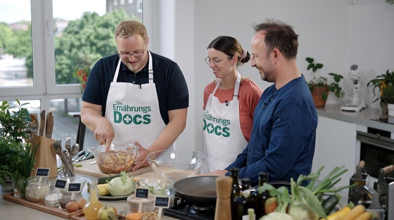 Kartoffelpuffer selbst gemacht: Susi und Daniel K. testen das Rezept von Profikoch Thomas Sampl mit nur einer kleinen Kartoffel und dafür ganz viel Gemüse. Ob es ihnen schmeckt? – Bild: NDR/​Moritz Schwarz