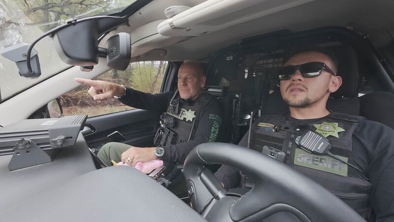 Manfred Gilow (l.) und Cedric Patterson Jr. (r.) auf dem Weg zu einem Einsatz (spezifisch) – Bild: Warner Bros. Discovery, Inc. or its subsidiaries and affiliates. All rights reserved. /​ Tobias Krappweis, Simon Kandemir