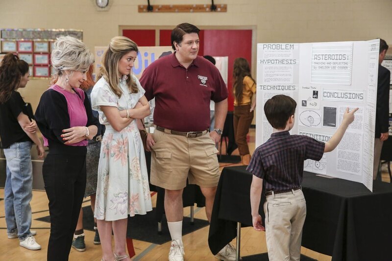 Noch ist Sheldon (Iain Armitage, r.) sicher, dass er der Beste bei dem Wissenschaftswettbewerb ist. Doch als alles anders kommt als erwartet, müssen Meemaw (Annie Potts, l.), Mary (Zoe Perry, 2.v.l.) und George Sr. (Lance Barber, r.) erkennen, welch großen Einfluss eine Niederlage auf ihren Sohn hat … – Bild: Warner Bros. Television