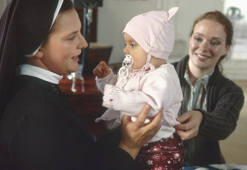 Schwester Sophie (Anne Weinknecht, l.) hütet Barbaras (Anna Luise Kish, r.) Baby. – Bild: MDR/​Barbara Bauriedl
