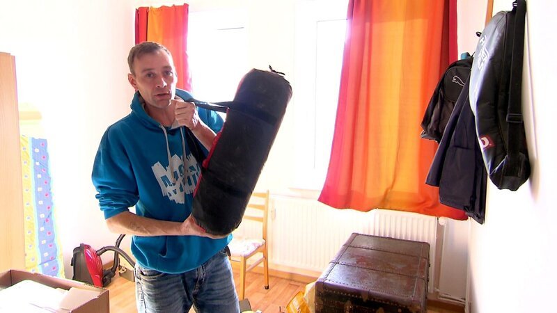 Stephan wird in der nächsten Zeit obdachlos sein und am Weserstrand campen, denn seine neue Wohnung in Bremen ist noch nicht bezugsfertig. – Bild: RTLZWEI – Recht zum Abdruck/​Darstellung zeitlich/​sachlich beschränkt auf die Bewerbung der Sendung