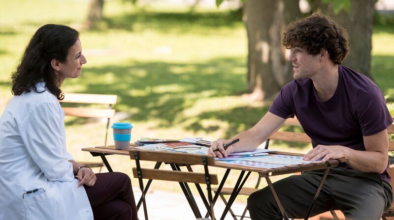 Leyla Sherbaz (Sanam Afrashteh, l.) ist beeindruckt, wie Theo (Jonathan Hutter, r.) mit der neuen Herausforderung umgeht. – Bild: ARD/​Jens Ulrich Koch