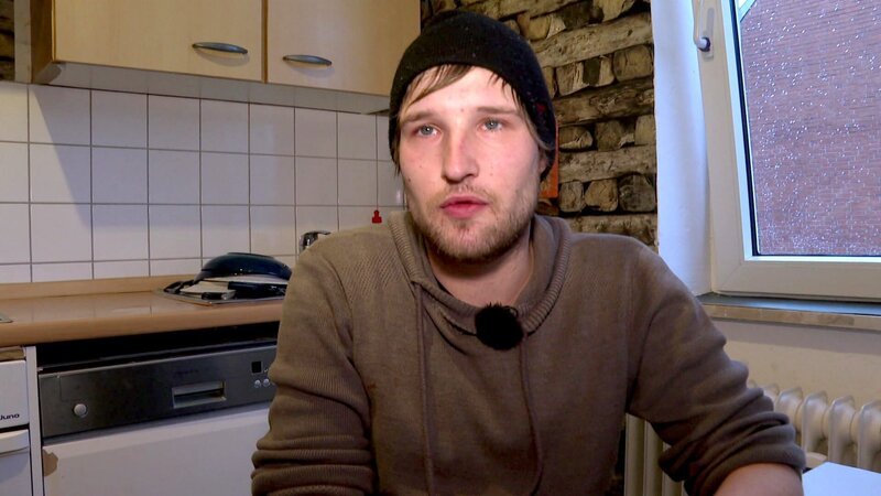 Der 27-jährige Chris hat eine Perspektive. Er ist nach einer gefährlichen Infektion nicht mehr abhängig von Heroin. Mittlerweile lebt er in Bremen … – Bild: RTLZWEI