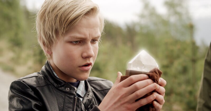 Am Ziel seiner Träume: endlich hält Lars (Bjørnar Lysfoss Hagesveen) Odins Schatz in den Händen. – Bild: NDR/​NordicStories