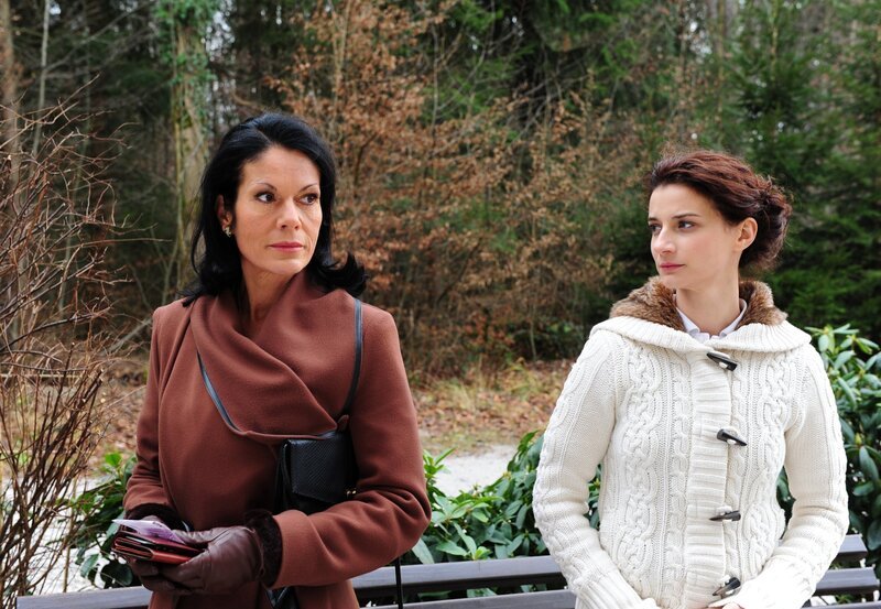 Doris (Simone Ritscher, r.) setzt Elena (Lili Gesler, l.) wegen deren Falschaussage unter Druck. – Bild: ARD/​Ann Paur