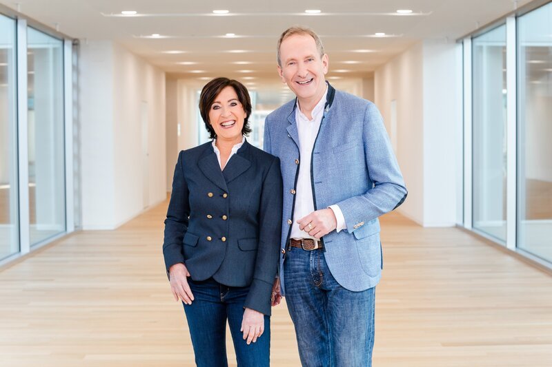 Ursula Heller und Tilmann Schöberl erkunden die Welt von Schein und Sein der Politik, der „schönen“ neuen Social-Media-Welt und der spektakulären Patzer auf der Jagd nach den meisten Zuschauern, Zuhörern, Followern und Klicks. – Bild: Vera Johannsen /​ BR