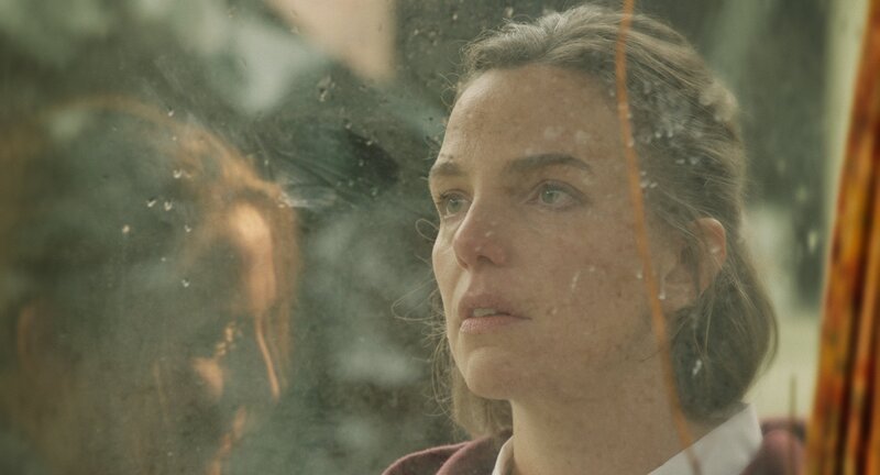 Marla (Kara Schröder, r.) trauert um ihre Mutter Nelia (Elisabeth Niederer, l.). – Bild: ZDF und Anselm Belser