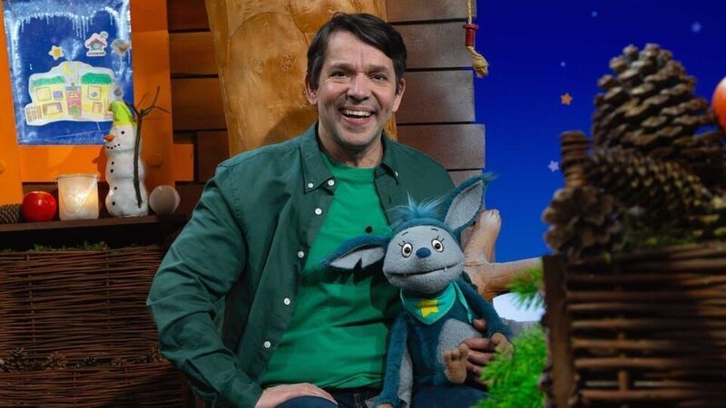 Es ist Karneval im Baumhaus. Aber die Kostüme fehlen. Fidi hat schon eine Lösung dafür. – Bild: KiKA