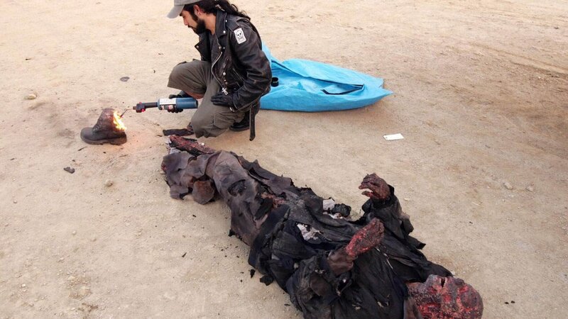 Am Tatort findet das CSI-Team eine zu 80 Prozent verbrannte Frau (Lina Patel), die plötzlich die Augen aufschlägt … – Bild: TVNOW /​ CBS