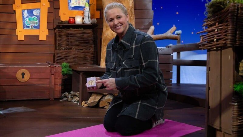 Singa zeigt, was man mit dem MACH MIT!-Ruhewürfel für Bewegungen machen kann. Schnappt euch eine Matte und macht mit! – Bild: KiKA