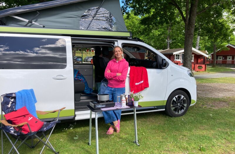 So gehen Ferien in Südschweden! Moderatorin Tamina Kallert reist mit einem kompakten Wohnmobil durch das idyllische Småland – immer auf den Spuren von Astrid Lindgren. – Bild: WDR/​Beate Höfener