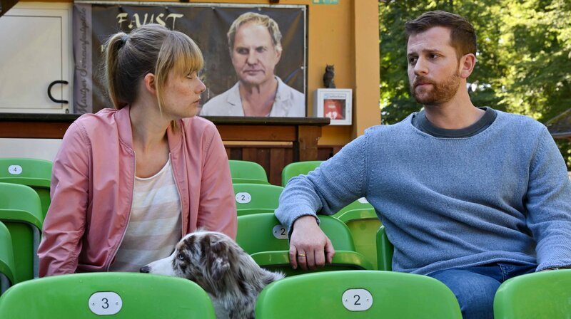 Paul (Christoph Schechinger) besucht mit Jasmina (Anna Hausburg) eine Theaterprobe ihres Vaters Fritz Thomas (Uwe Ochsenknecht). – Bild: ARD Degeto/​Hardy Spitz