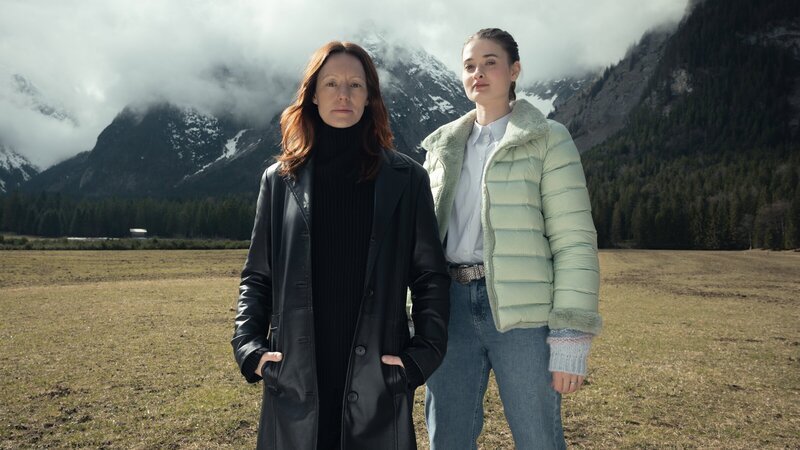 Ein ungleiches Ermittlerduo in Garmisch. Ira Zach (Lavinia Wilson, l.) und ihre junge Nachfolgerin Daphne Meindl (Philine Schmölzer, r.). – Bild: ZDF und Linda Gschwentner