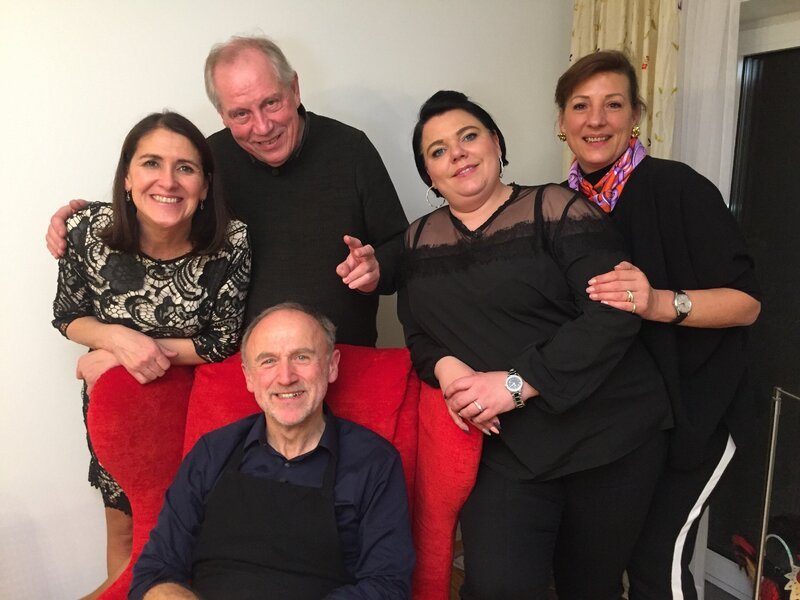 Gastgeber Martin (sitzend) und seine Gäste (v.l.:) Sabine, Richard, Kathrin, Liane – Bild: MG RTL D /​ ITV Studios