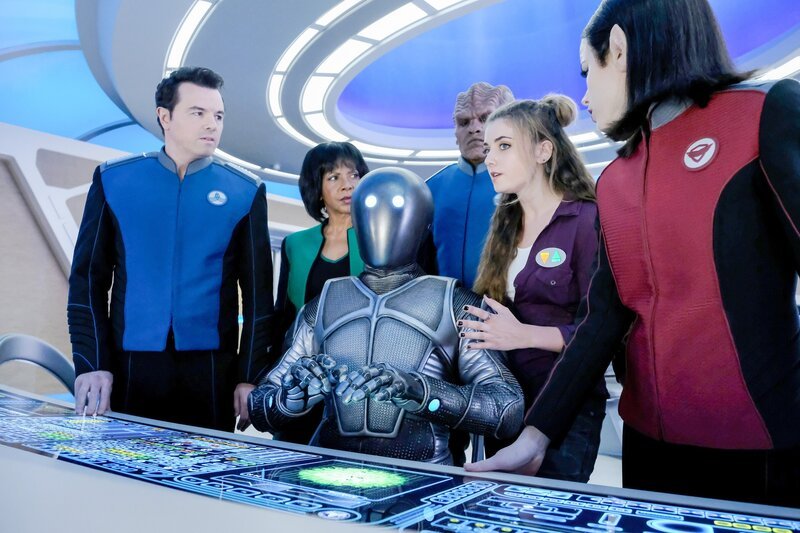(v.li.): Seth MacFarlane (Capt. Ed Mercer), Penny Johnson Jerald (Dr. Claire Finn), Mark Jackson (Isaac), Peter Macon (Lt. Cmdr. Bortus), Giorgia Whigham (Lysella), Halston Sage (Lt. Alara Kitan). – Bild: ORF/​PRO7/​© 2017 Fox/​Ray Mickshaw