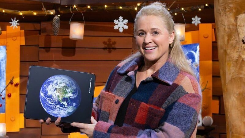 Singa zeigt ein Video von Hannah und Mia, die eine Rakete aus Pappe gebaut haben, und fragt sich, wie die Erde vom Weltall aus aussieht. – Bild: KiKA