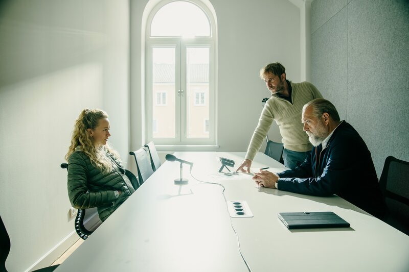 Auch wenn der Tod ihres Freundes sie sehr mitzunehmen scheint, muss Alina Friedrich (Runa Schymanski, l.) sich dennoch den Fragen der Kommissare Arne Heinritz (Niels Bruno Schmidt, M.) und Richard Voss (Jan-Gregor Kremp, r.) stellen. – Bild: ORF/​ZDF/​Hendrik Heiden