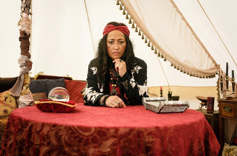 Jahrmarktswahrsagerin Madame Magdalena (Nancy Brunning) kann Dinge vorhersagen. – Bild: ARD Degeto/​South Pacific Pictures/​all3media international
