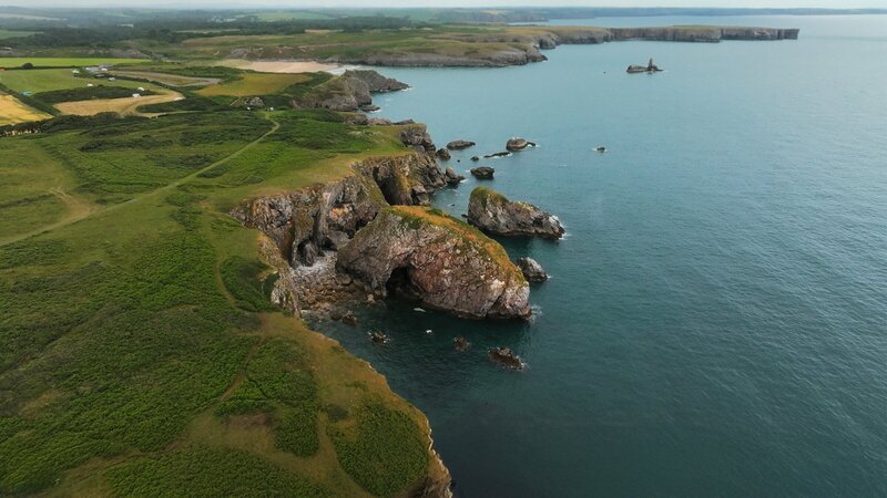 Die felsige Küste des Pembrokeshire Nationalparks. – Bild: ZDF /​ arte /​ Martin Koddenberg