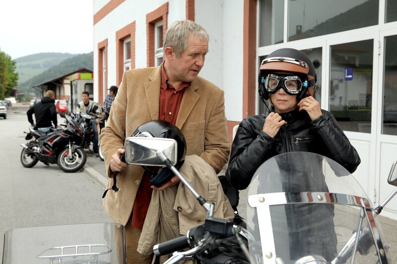 (v.li.): Harald Krassnitzer (Paul Kemp), Erika Mottl (Franziska Kemp). – Bild: ORF/​Petro Domenigg