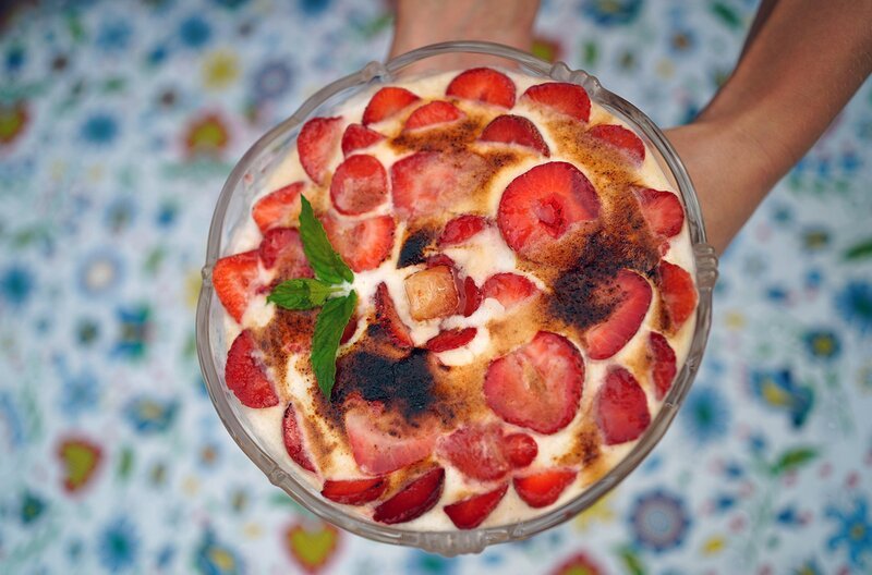 „Erdbeerwahnsinn auf einer weißen Lichtung“- so nennen die Frauen ihre flambierte Kreation mit Grieß und Zabaione-Creme. – Bild: Frederik Klose-Gerlich