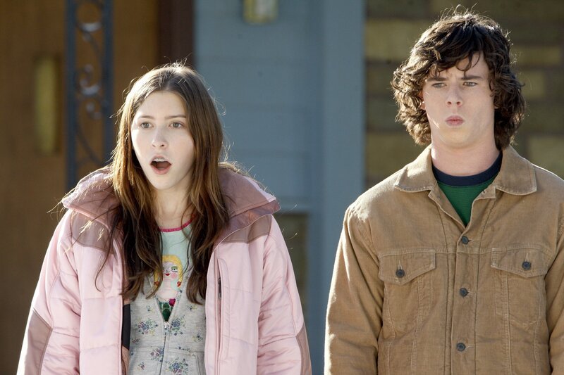 Nachdem ihre Mutter ein, ihrer Meinung nach, perfektes Geschwisterpaar kennengelernt hat, macht sie es zu ihrer Mission, Sue (Eden Sher, l.), Axl (Charlie McDermott, r.) und Brick vom Streiten abzuhalten … – Bild: Warner Brothers Lizenzbild frei