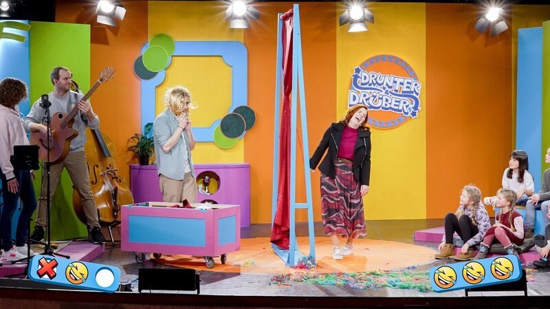 Christoph Hirschler und Isabell Pannagl beim Spiel „Lachen verboten!“. – Bild: ORF/​Tambalina Entertainment