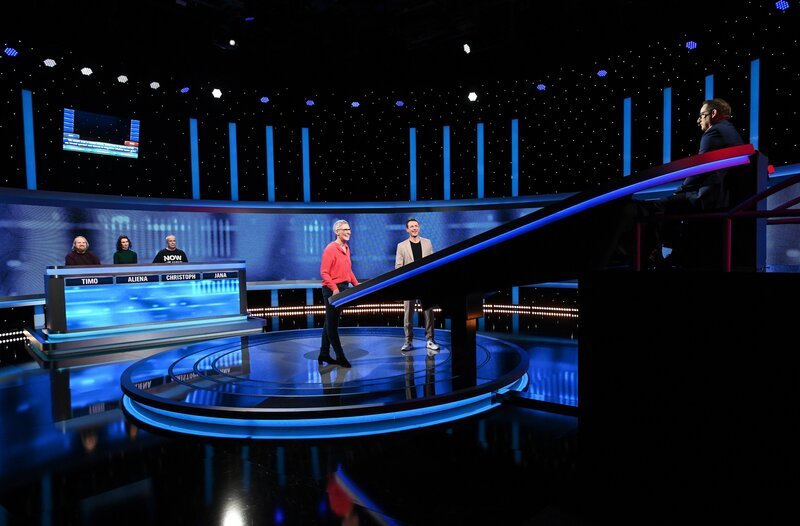 Moderator Alexander Bommes mit den Kandidat:innen: Jana Grötzinger, Timo Welak, Aliena Guggenberger und Christoph Klöppel, sowie dem Jäger Dr. Manuel Hobiger – Bild: ARD/​Uwe Ernst