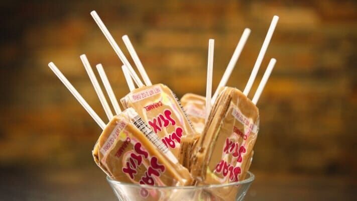 The Slap Stix is a caramel sucker with a twist of banana. – Bild: Telefónica de España /​ National Geographic