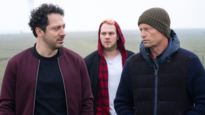 Yalcin Gümer (Fahri Yardim), Tom Nix (Ben Münchow) und Nick Tschiller (Til Schweiger) – Bild: NDR/​Christine Schroeder