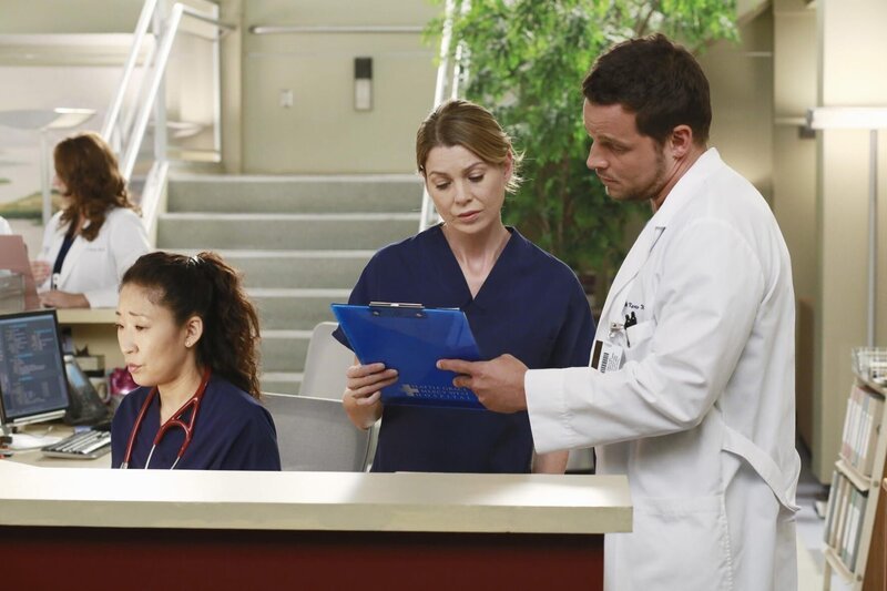 Sandra Oh, Ellen Pompeo, Justin Chambers (Dr Alex Karev) – Bild: PLURIMEDIA (ABC Studios)