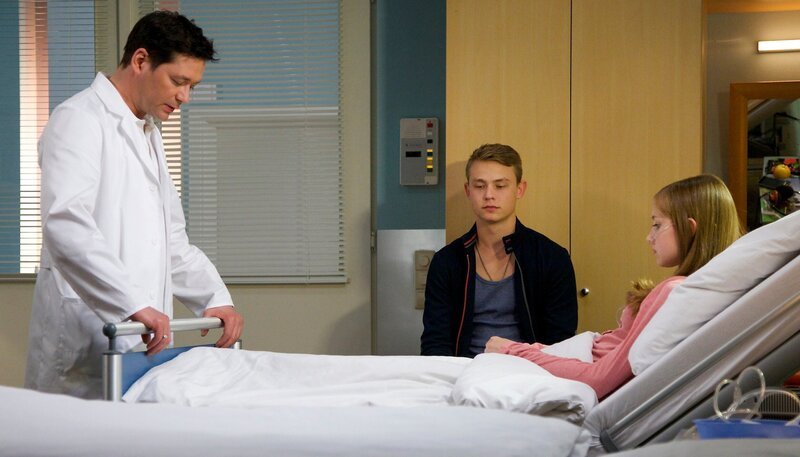 ARD/​MDR IN ALLER FREUNDSCHAFT FOLGE 655, „Der Moment der Wahrheit“, am Dienstag (26.08.14) um 21:00 Uhr im ERSTEN. Eigentlich sollte Jasmins (Anna Willecke, re.) Lungentransplantation dazu führen, dass sie und ihre große Liebe Finn (Dennis Mojen, mi.) endlich ein normales Leben führen können. Nun muss Dr. Philipp Brentano (Thomas Koch, li.) den beiden mitteilen, dass er bei Finn eine chronische Bronchitis festgestellt hat und er nach der Transplantation ein permanentes lebensgefährliches Risiko für Jasmin sein wird. Jasmins einzige Überlebenschance bedeutet alternativlos eine sofortige Trennung. – Bild: MDR/​Saxonia/​Wernicke
