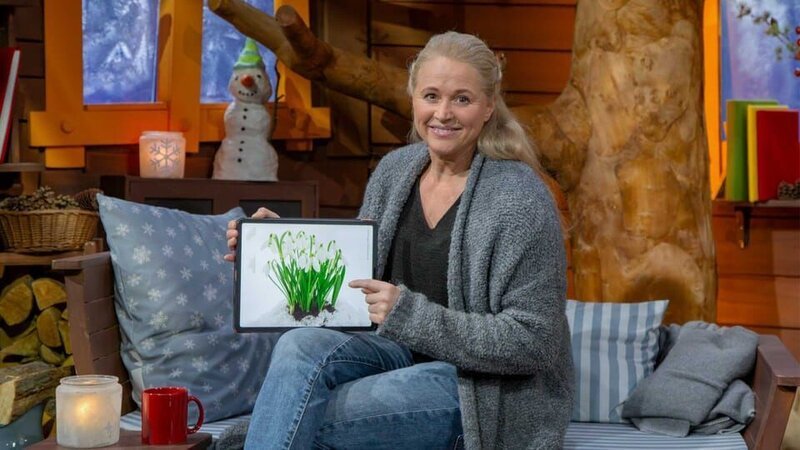 Singa hat ein Schneeglöckchen entdeckt und überlegt, was das Schneeglöckchen so besonders macht. – Bild: KiKA