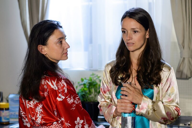 Als Simone (Tatjana Clasing, l.) Jenny (Kaja Schmidt-Tychsen) in der Küche überrascht, ahnt sie nicht, dass diese sich mit Isabell verbündet hat … – Bild: RTL /​ Willi Weber