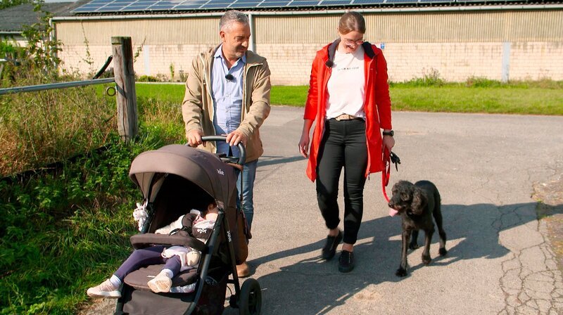 Hundecoach Andreas Ohligschläger (l) beim Training mit Halterin Laura und Labradoodle Hündin Lola. – Bild: WDR/​Fernsehkraft UG