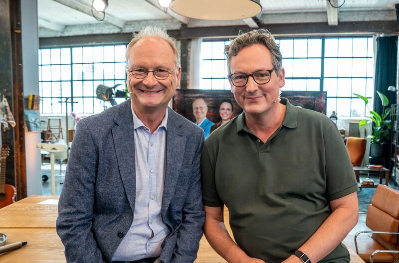Themen der Sendung: Klimawandel in den Alpen, Nachhaltig Reisen, Artenschutz von exotischen Tieren. V.l.n.r. Sven Plöger (Wetterfrosch und Klimaexperte vom Team Hirschhausen) und Eckart von Hirschhausen. – Bild: ARD/​Max Kohr