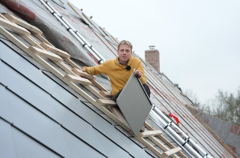 Bauherr Jasper Seemann deckt das Dach seines alten Bauernhauses mit Blechschindeln. – Bild: NDR/​Florian Beu