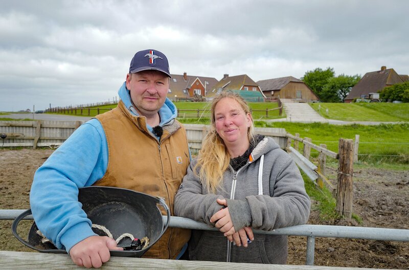Familie Brogmus vor ihrer Ferienpension. – Bild: NDR Familie Brogmus vor ihrer Ferienpension. – Bild: NDR