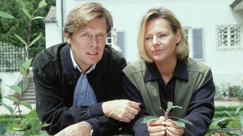 Für Stefan (Sigmar Solbach) heißt es Abschied nehmen: Susanne (Daniela Strietzel) will München verlassen und in Berlin eine neue Tierarztpraxis aufmachen. – Bild: RTL /​ Elke Werner